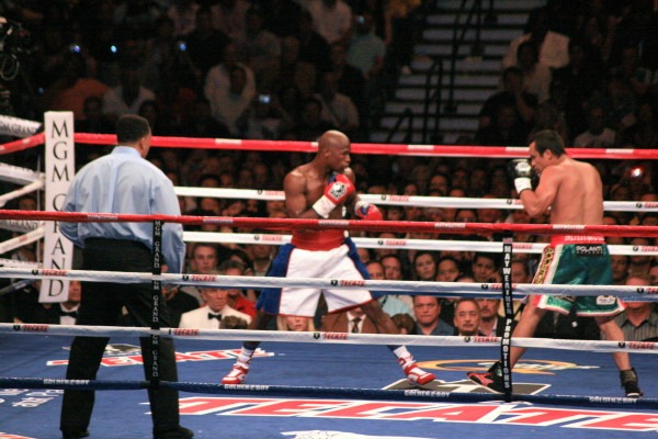 Floyd_Mayweather,_Jr._vs._Juan_Manuel_Márquez