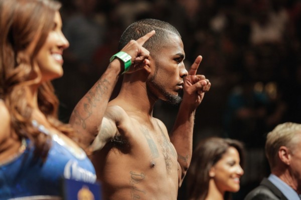 James De La Rosa Wins Upset Over Alfredo Angulo