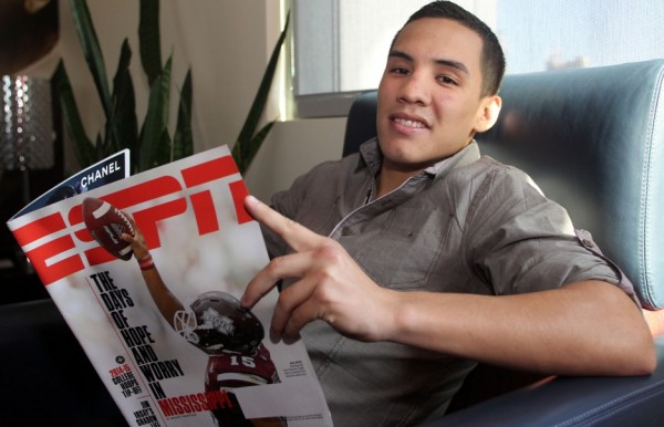 Photo Gallery | Oscar Valdez Visits ESPN Deportes’ ‘A Los Golpes’