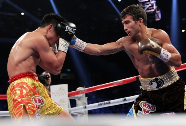 Vasyl Lomachenko Outclasses Chonlatarn Piriyapinyo in 1st Title Defense