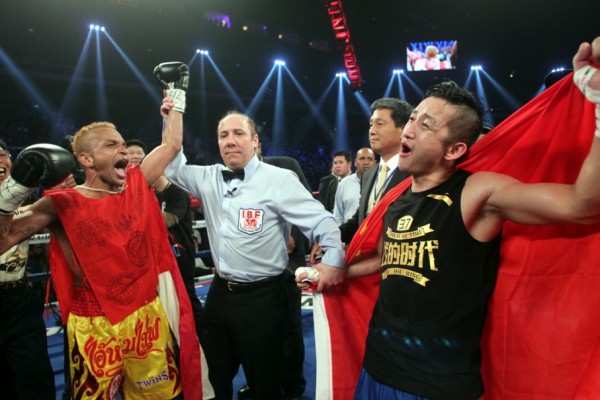 Amnat Ruenroeng Retains Title, Hands Shiming First Career Loss