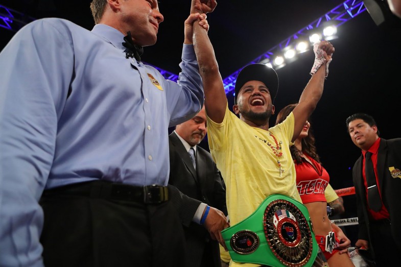 Oscar Negrete Stops Sergio Frias in 8