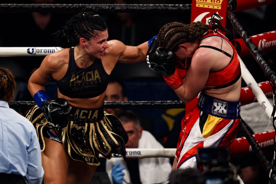 Photos | Alicia Napoleon vs. Femke Hermans Fight Night