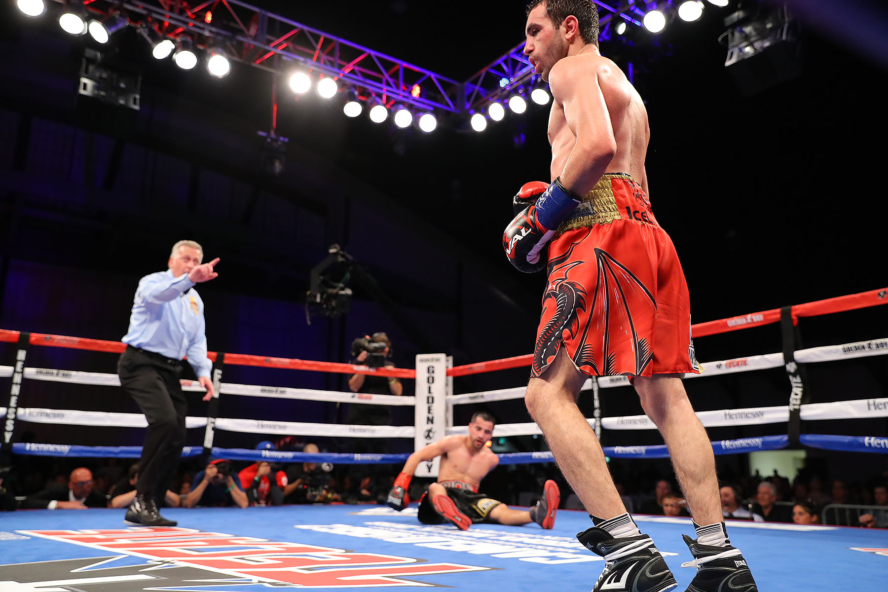 Azat Hovhannisyan Stops Ronny Rios in 6 on ESPN