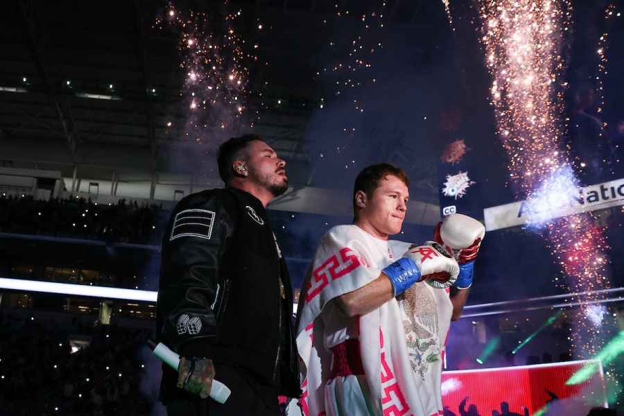 Video | J Balvin Walks Canelo to the Ring
