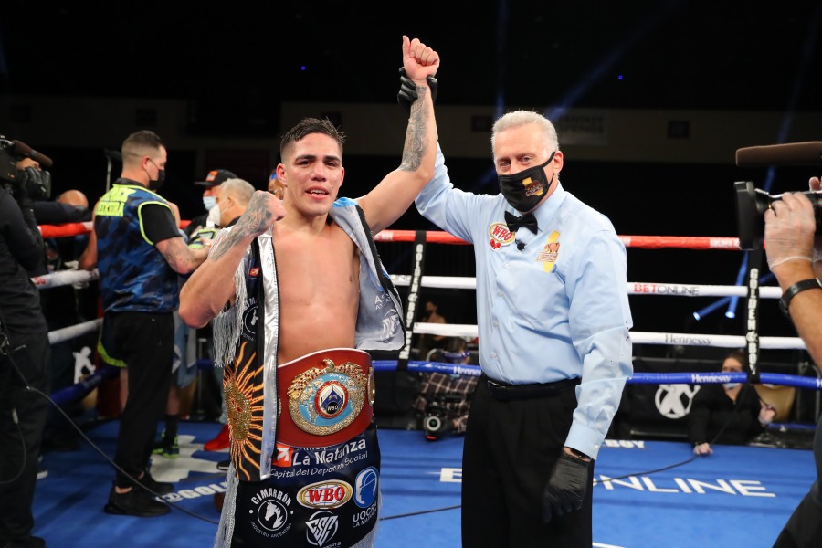 Brian Castaño Overwhelms Patrick Teixeira On His Way to WBO Title