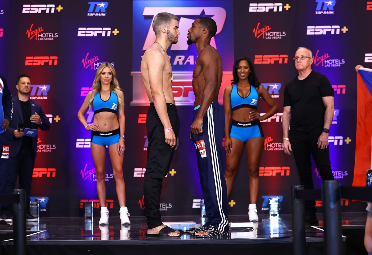 SPLIT-T MANAGEMENT’s JOHN BAUZA IN ACTION AGAINST CHRISTON EDWARDS ON SATURDAY IN LAS VEGAS