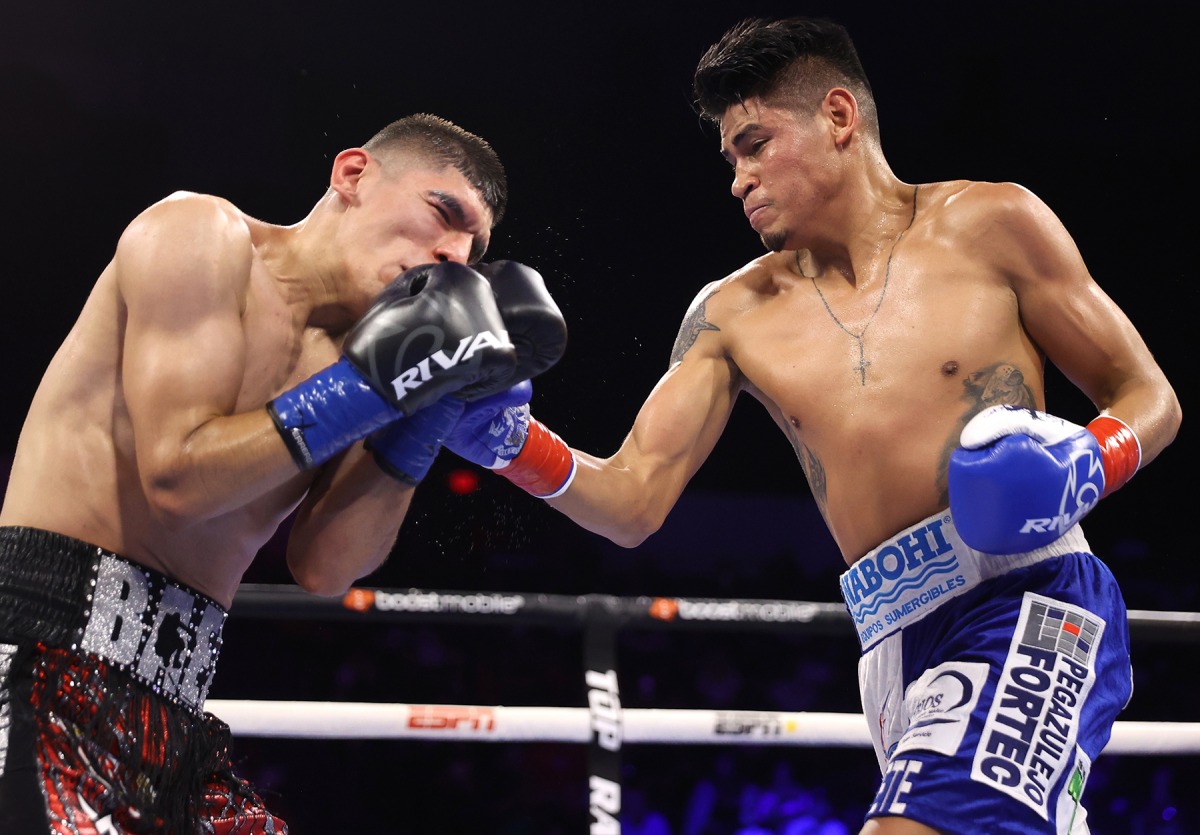 Emanuel Navarrete Stops Eduardo Baez In 6